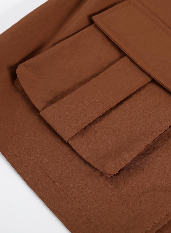 تايك تو طقم جاكيت بأزرار وتفاصيل جيوب وبنطلون برباط - Image 5